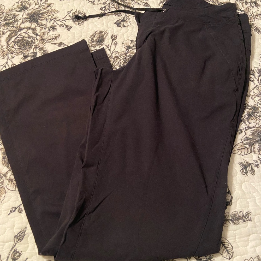 Columbia women’s black lightweight outdoor water repellent pant size 8 short